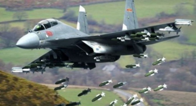 폭탄을 투하하는 J-16 전투기. 사진=사우스차이나모닝포스터