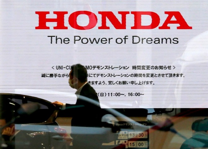 일본 혼다자동차 도쿄 본사 쇼룸에 걸려 있는 혼다 로고. 사진=워싱턴포스터 캡쳐