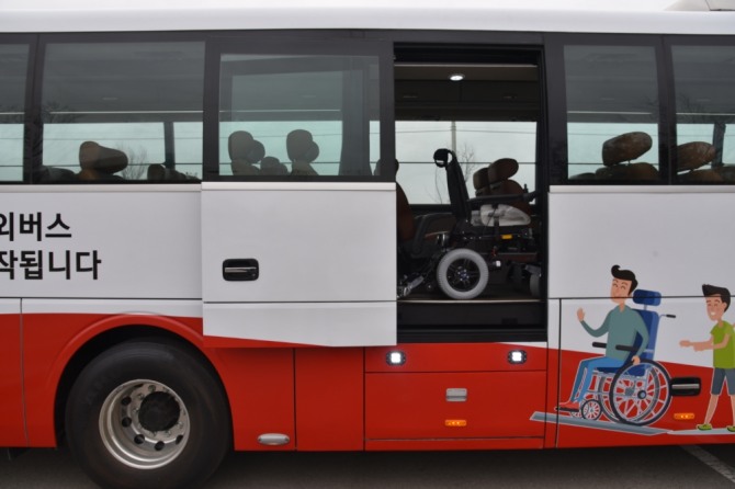 휠체어 탑승 전용 승강구. 사진=한국교통안전공단