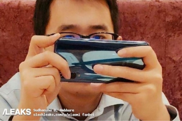 샤오미의 차기주력폰 미9의 후면세 트리플카메라가 들어간다는 것을 보여주는 사진이 유출됐다. (사진=웨이보/슬래시리크스)