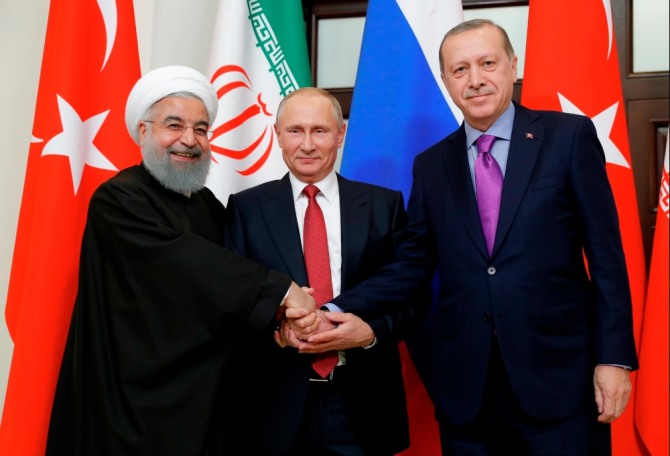 하산 로하니 이란 대통령, 블라디미르 푸틴 러시아 대통령, 레제프 타이이프 에르도안 터키 대통령이 러시아 소치에서 만나 손을 맞잡고 있다. 사진=뉴시스