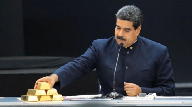 니콜라스 마두로 베네수엘라 대통령이 2018년 3월 금괴를 잡고 있다. 사진=로이터