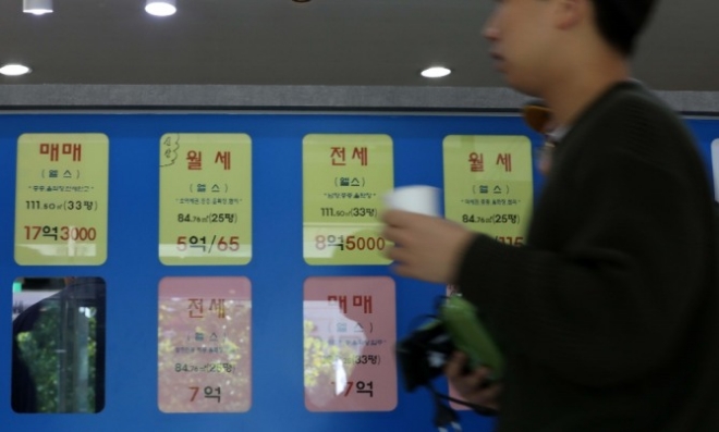 서울 송파구의 공인중개사 앞에 붙어 있는 매매 및 전월세 매물 안내문들.