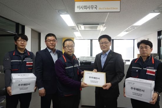 KB금융지주 우리사주조합과 KB금융노동조합협의회는 백승헌 변호사를 사외이사 후보로 추천하는 주주제안서를 7일 제출했다. 박홍배 KB금융노조 위원장(왼쪽 세번째) 등 관계자가 제안서를 내고 있다./사진=KB금융노조