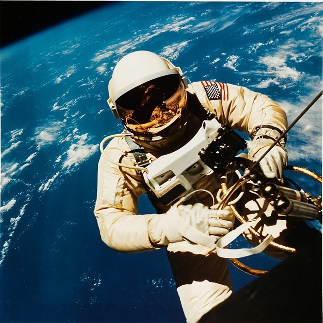 에드워드 화이트 주니어가 1965년 우주유영을 하는 모습. (사진=나사)