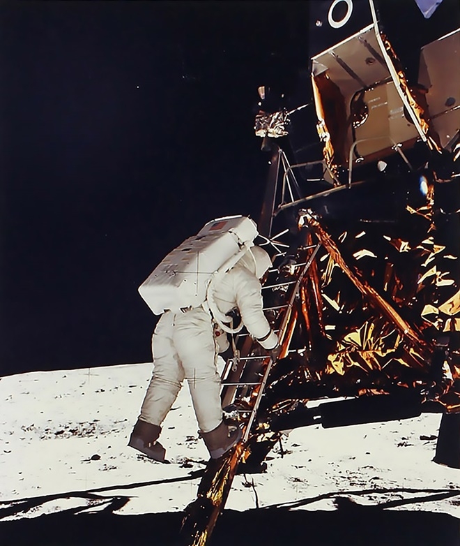 1969년 아폴로 11호 달착륙선 모듈에서 버즈 올드린이 계단을 타고 달로 내려오는 모습(사진=나사)