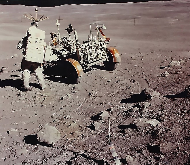 1972년 달에서 찰스 듀크 주니어가 월면차와 함께 달표면에 있는 모습(사진=나사)