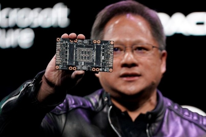 엔비디아 CEO 젠슨 황이 지난해 1월 라스베이거스에서 개최된 CES에서 엔비디아 GPU 컴퓨팅 플랫폼을 선보이고 있다.
