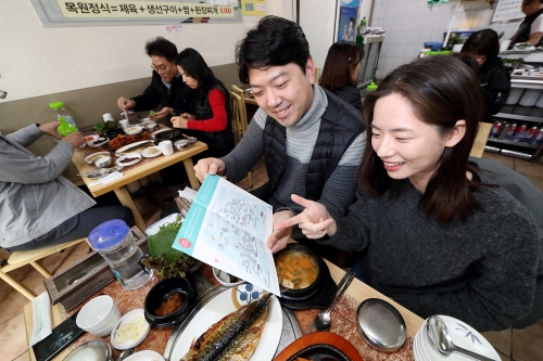 KT는 8일 서대문구·중구·마포구 주변의 숨겨진 식당들을 소개하는 ‘아현주변 100대 맛집’ 지도를 제작·배포했다고 밝혔다. 지난해 12월 KT 임직원들은 광화문사옥 구내식당 운영이 잠시 중단된 동안 화재 피해지역 인근 식당에서 식사를 하며 소상공인 돕기에 나선바 있다.(사진=KT)