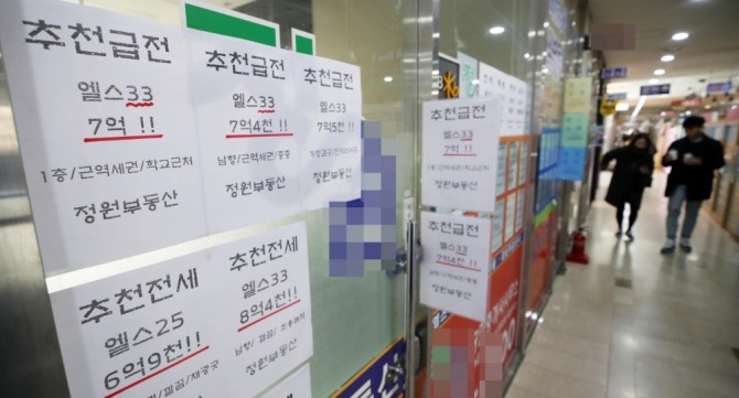 서울 송파구의 부동산 밀집지역에 전세 및 월세 매물을 알리는 안내문이 붙어 있다. 사진=뉴시스