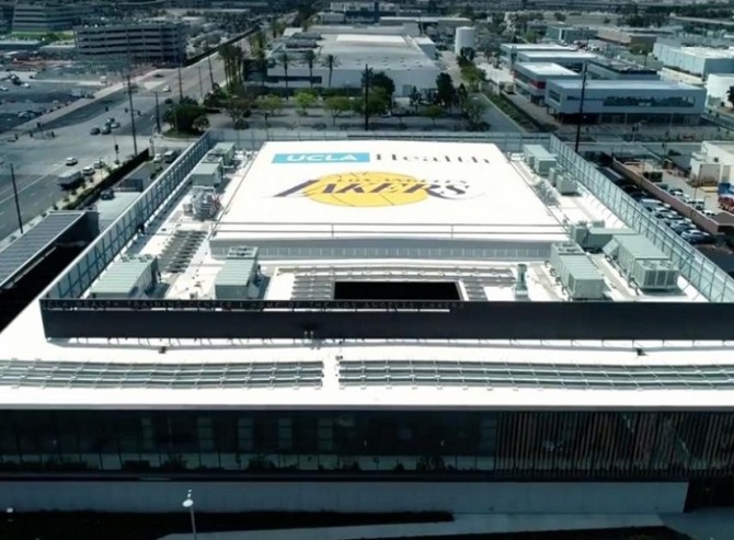 NBA팀 LA레이커스 트레이닝센터에 설치된 LG의 태양광 발전 패널. 
