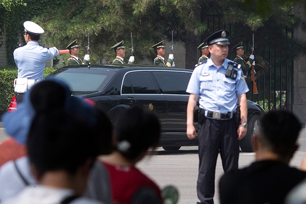 김정은 위원장이 탄 것으로 추정되는 승용차가 지난해 6월 중국 국빈관인 댜오위타이(조어대)에 도착하고 있다.사진=RFA