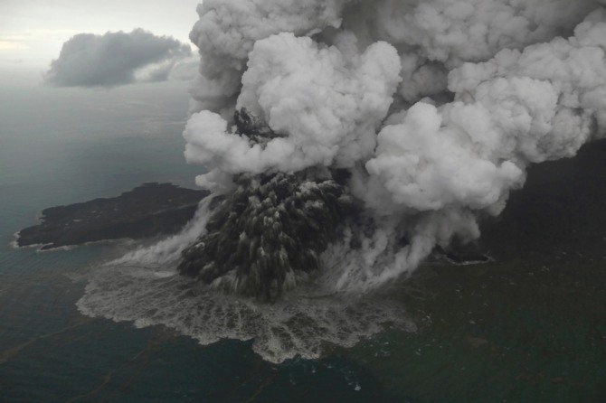 인도네시아 순다 해협에 위치한 아낙 크라카타우 화산. 불의 고리에 위치한 인도네시아에는 129개의 활화산이 있으며 최근 시아우 섬 카랑에탕 화산에서 용암이 분출하기 시작했다. 사진=뉴시스