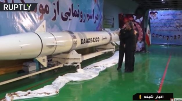 이란 혁명수비대 사령관들이 지하미사일 공장에서 새 미사일(데즈풀)을 공개한뒤 포홍하고 있다. 사진=RT 화편 캡쳐
