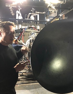 엘론 머스크는 슈퍼헤비 로켓에 31개의 랩터 엔진이 탑재될 것이라고 말했다. 사진은 스페이스X 창립자인 엘론 머스크와 랩터 엔진. (사진=일론 머스크 트위터)
