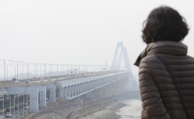 13일은 혹한에 미세먼지까지 겹칠 전망이다.인천 영종대교가 6일 오후 미세먼지로 뿌옇게 흐려져 있다. 사진=뉴시스