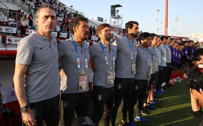  2019 AFC 아시안컵에 참가한 한국 축구대표팀 파울루 벤투 감독과 코치 등이 1월 22일(현지시간) 아랍에미리트 두바이 막툼빈 라시드 경기장에서 열린 바레인과의 16강전에서 승리를 다짐하고 있다.  사진=뉴시스