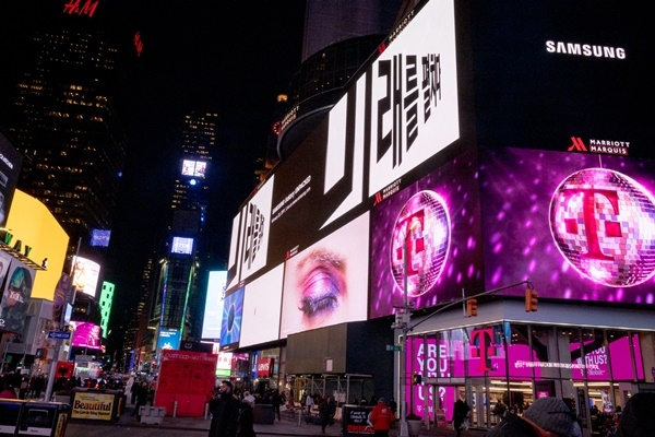 삼성전자가 갤럭시S10시리즈와 폴더블폰을 소개하는 언팩을 앞두고 뉴욕에서 미래를 열다는 이름의 한글 광고를 시작했다.(사진=삼성전자)