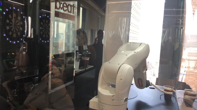 SKT '5G 스마트오피스'의 '5G 카페테리아'에서  바리스타 로봇이 커피를 주고 있다.(사진=오혜수 인턴기자)