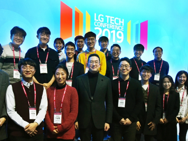 13일 오후 서울 강서구 마곡 LG사이언스파크에서 열린 'LG 테크 컨퍼런스'에서 구광모 LG그룹 회장이 초청 인재들과 함께 기념사진 촬영을 하고 있다.