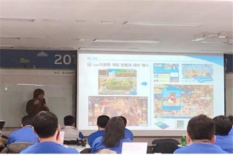 2018 게임문화 가족캠프에서 전문가 특강을 듣고 있는 중학생과 학부모 참가자들.