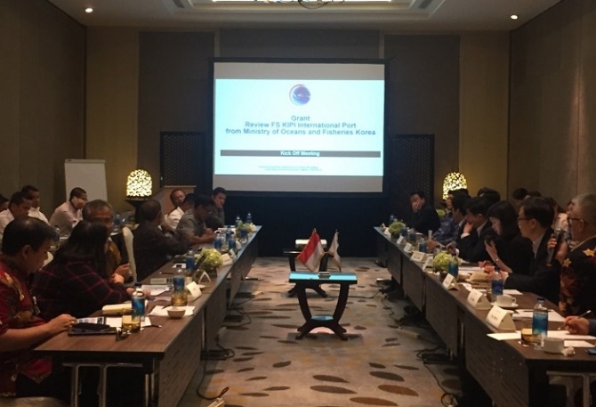 인도네시아와 한국 정부 대표들은 13일(현지 시간) 북 칼리만탄의 타나 쿤잉 망구 빠디 국제 항구 및 공업 지대 개발 타당성 조사에 관한 킥오프 회의를 개최했다.