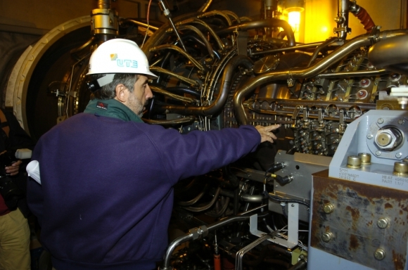현대건설이 곧 완공을 앞둔 우루과이 푼타 델 티그레 복합화력발전소에서 현지인 기술자가 3개 터빈 중 마지막 터빈 최종 테스트를 진행하고 있는 모습. 사진=엘파이스(El Pais) 