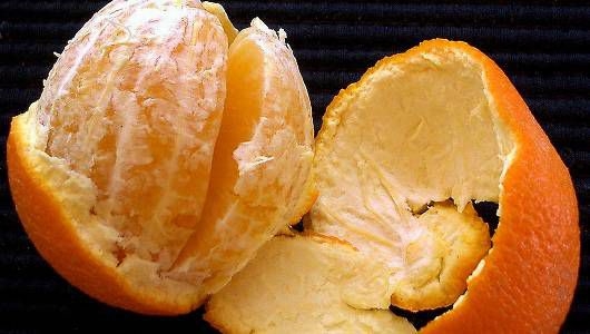 최근 스페인 과학자들이 오렌지 껍질을 이용해 포장재를 비롯해 생분해 가능한 바이오플라스틱을 만드는 작업에 나섰다. 이 플라스틱은 친환경 제품으로 토양이나 해양오염을 시키지 않고 퇴비로 되기 때문에 앞으로 새로운 소재로 등장할 것으로 기대된다. 