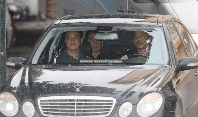 김창선 국무위원회 부장이 17일 오후(현지시각) 숙소인 정부 게스트하우스(영빈관)에서 차량을 타고 어디론가 향하고 있다.<사진=뉴시스 제공>