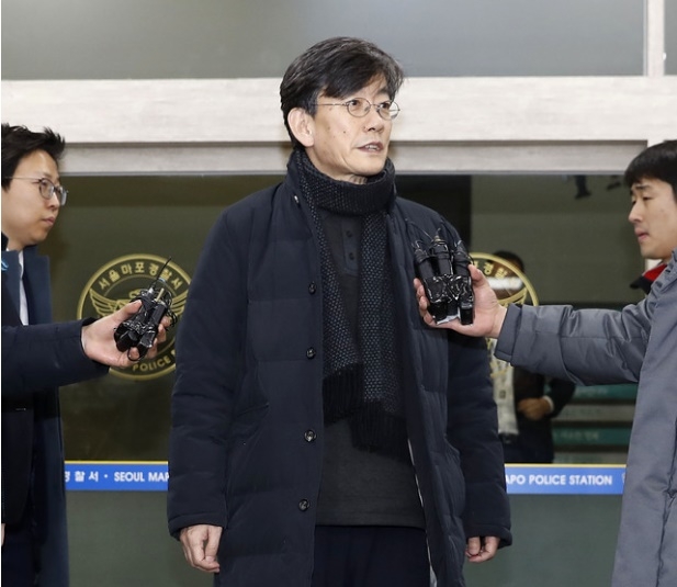 폭행과 협박 의혹을 받고 있는 손석희 JTBC 대표가 지난 17일 새벽 서울 마포경찰서에서 조사를 받은 뒤 귀가 중 취재진 질문에 답변하고 있다. (사진=뉴시스)