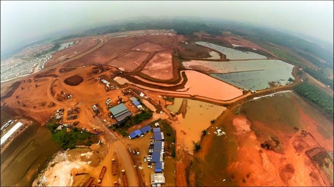 세계 최대의 보크사이트 생산국 말레이시아가 3년에 걸쳐 시행된 채굴금지 조치를 다음 달 해제한다고 발표했다. 사진은 채굴에 의해 붉게 물든 광산. 자료=클린말레이시아