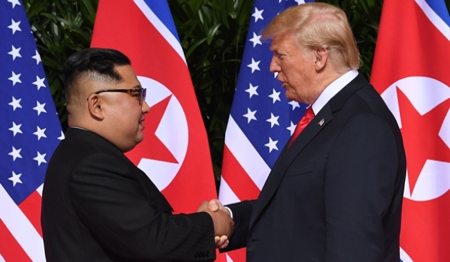 사진은 지난해 6월 1차 북미정상회담에서 트럼프 대통령과 김정은 북한 국무위원장의 첫 만남 때 모습.