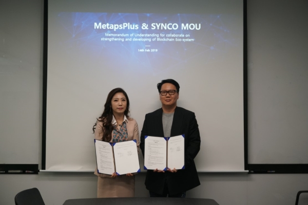 미탭스플러스는 블록체인 전문 플랫폼 기업 '싱코'와 블록체인 비즈니스 협력을 위한 MOU를 체결했다.(왼쪽부터 손은경 싱코 대표, 미탭스플러스 김승연 대표)