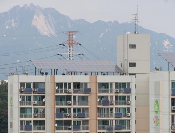 아파트 옥상에 설치된 태양광 미니발전소 모습. 사진=서울시 