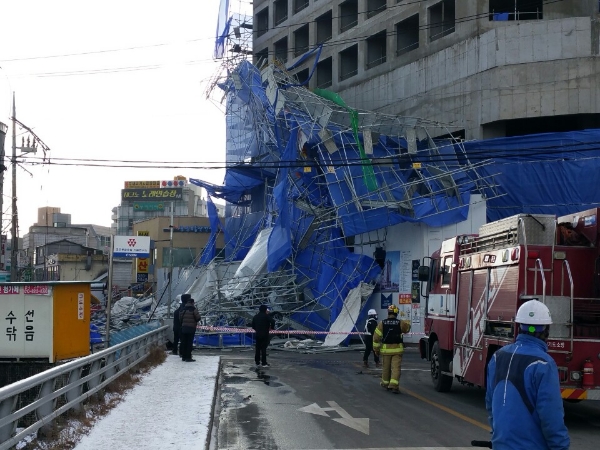 지난 1월 경기 용인시 한 호텔 신축 공사장에서 비계가 무너진 모습. 사진=경기도재난안전본부 