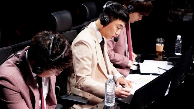 20일 '2019 LCK' 5주차 경기를 위해 진행자들이 대본을 점검하고 있다.