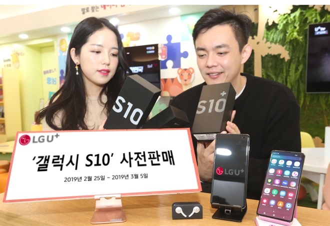 LG유플러스는 오는 25일부터 전국 LG U+매장과 공식 온라인몰 ‘U+Shop’에서 삼성전자 ‘갤럭시 S10’의 사전판매를 실시한다고 21일 밝혔다.(사진=LG유플러스)