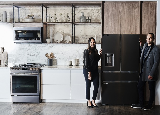 삼성전자 직원들이 '셰프컬렉션' 냉장고와 오븐 등 프리미엄 빌트인 가전 제품을 중심으로 한 '투스칸 스테인리스' 주방 가전 패키지를 새롭게 선보였다. (사진=삼성전자)