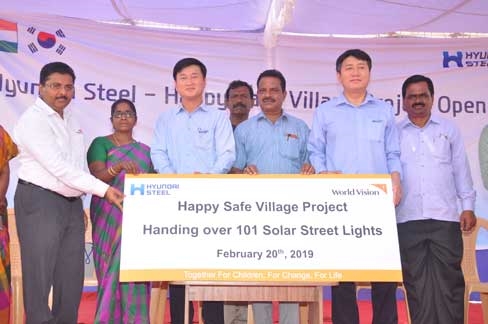 현대제철이 인도의 '월드 비전 인디아'와 공동으로 전기가 없는 타밀나두 칸치푸람 지구 4개 마을에 태양광 가로등을 설치하기로 협약을 맺었다.  