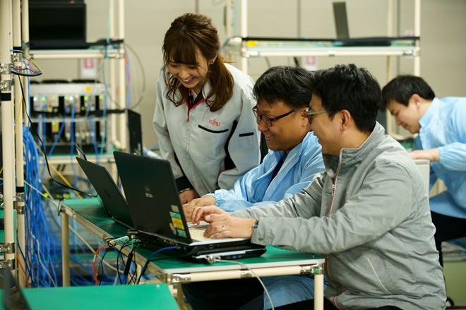 이달 초 일본 신가와사키에 위치한 후지쯔 연구소에서 KT, 후지쯔, 솔리드 연구원들이 5G 프론트홀 연동 테스트를 하고 있다.(사진=KT)