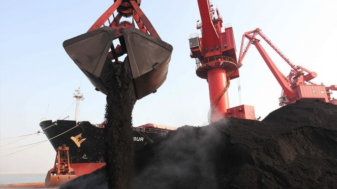중국이 호주산 석탄 수입을 무기한 금지했다. 사진은 석탄 선적 모습. 사진=RT