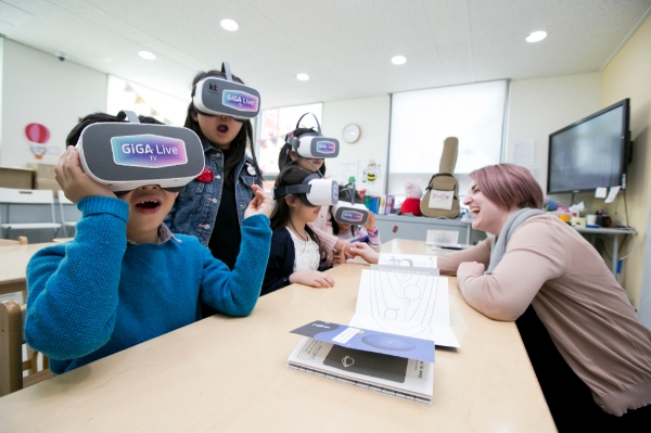 KT는 청담러닝과 함께 어린이들에게 가상현실(VR)·증강현실(AR)로 우주여행을 체험하는 기회를 선사했다. 청담러닝 아이가르텐(i-GARTEN) 수업에서 아이들이 KT ‘기가 라이브 TV’로 360도 VR 영상을 체험하고 있다. (사진=KT)