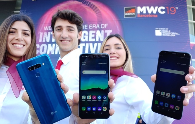 LG전자가 현지시간 25일부터 28일까지 나흘간 스페인 바르셀로나에서 열리는 ‘MWC(Mobile World Congress) 2019’에 참가한다. LG전자는 이번 전시에서 ‘혁신을 넘어선 새로운 경험(Consumer Experience Beyond Innovation)’을 슬로건으로 5G 스마트폰을 포함, 프리미엄부터 중가형과 실속형으로 이어지는 V/G/Q/K 시리즈 풀 라인업을 소개한다. LG전자 모델들이 MWC 2019가 열리는 '피라그란비아(Fira Gran Via)' 전시장 입구에서 'LG Q60', 'LG K50', 'LG K40'(사진 왼쪽부터) 등 실속형 스마트폰 신제품 3종을 소개하고 있다.(사진=LG전자)