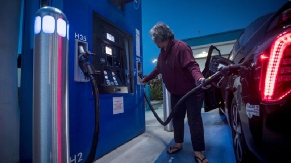 한 자동차 운전자가 미국 캘리포니아주 수소연료보급소에서 수소연료를 넣고 있다.