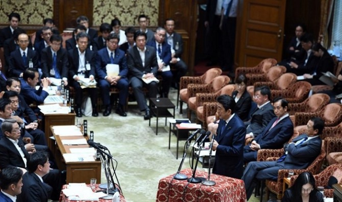 국회에서 답변하고 있는 아베 신조 일본 총리. 