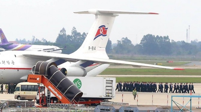 북한 경호팀 100여명이 수송기로 하노이 노이바이 공항에 도착했다.