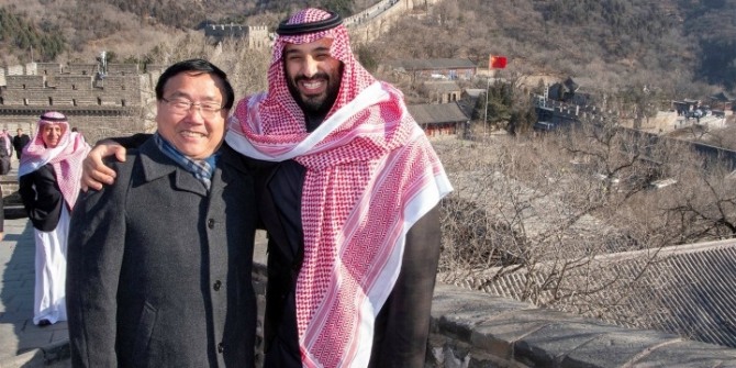 빈 살만 사우디 왕세자가 지난 21일 만리장성을 찾아 리화신 주 사우디 중국 대사와 포즈를 취하고 있다. 사진=독일 알게마이너