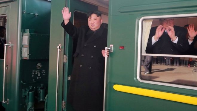 김정은 북한 국무위원장이 전용열차에서 손을 흔들고 있다. 사진=로이터