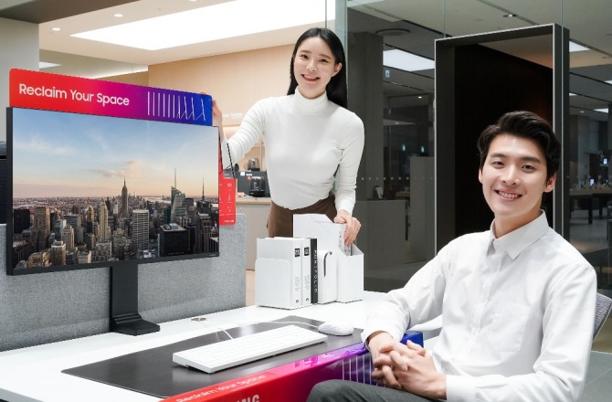 삼성전자가 책상 위 공간 활용을 자유롭게 해 줄 '삼성 스페이스 모니터'를 한국 시장에 3월 4일 출시한다. 사진은 삼성전자 모델들이 스페이스 모니터를 소개하고 있는 모습. (사진=삼성전자)