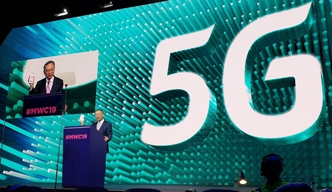 황창규 KT회장이 25일 스페인 바르셀로나에서 개막한 'MWC 2019'에서 ‘마침내 5G와 차세대 지능형 플랫폼을 실현하다(Now a Reality, KT 5G and the Next Intelligent Platform)’를 주제로 한국의 5G 성과를 기조연설을 통해 밝히고 있다. (사진=KT)